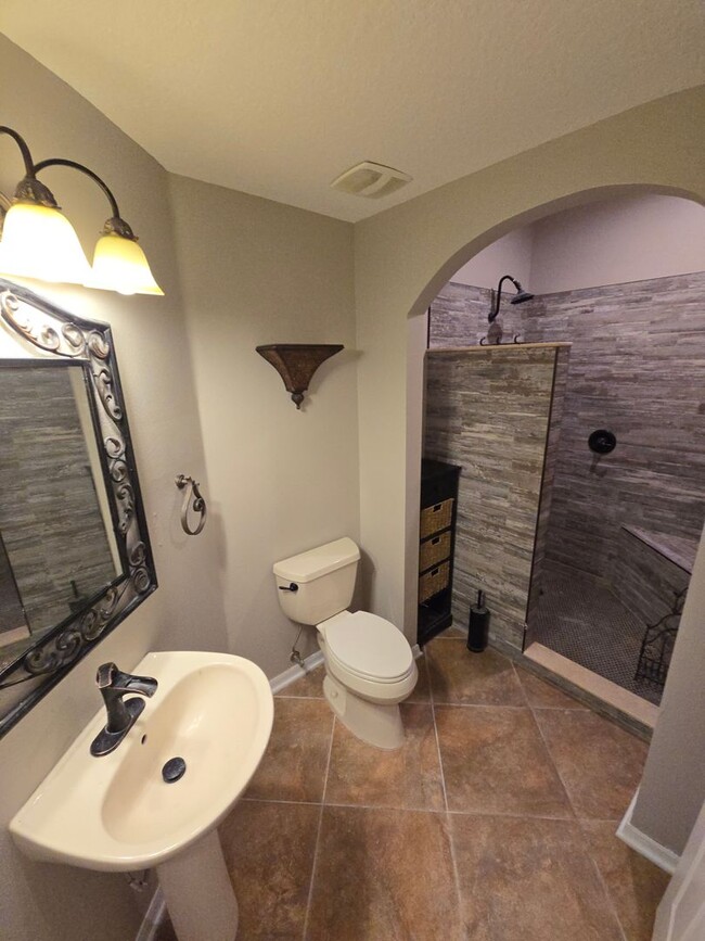 Building Photo - Newly Renovated 4/3 w/pool