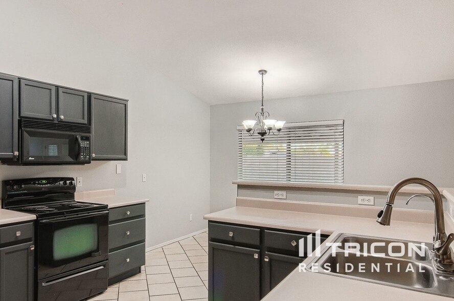Building Photo - 1271 S Crossbow Pl
