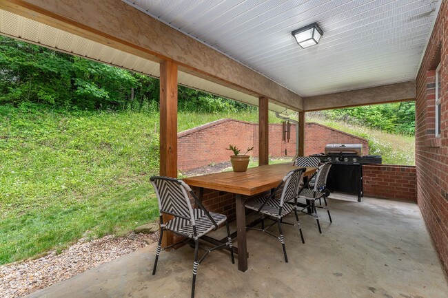 Building Photo - Mountain Retreat! -Bonus Spaces!