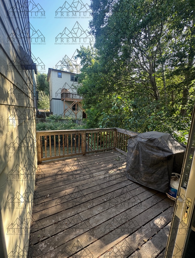 Building Photo - 3 Bedroom 4 Bathroom - Hood River