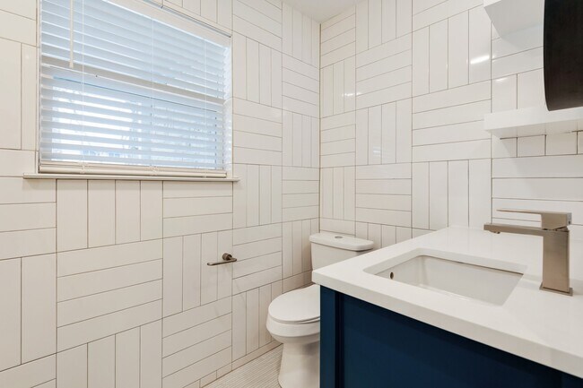 Building Photo - 2018 Remodeled 3 bed / 2 bath - wood / tile floors, fenced yard. Hyde Park / Downtown