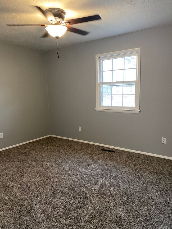 Building Photo - 3 bedroom/1.5 bathroom house/2 car garage