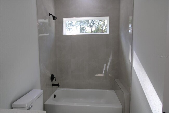 Building Photo - 9118 N Cortlandt Dr