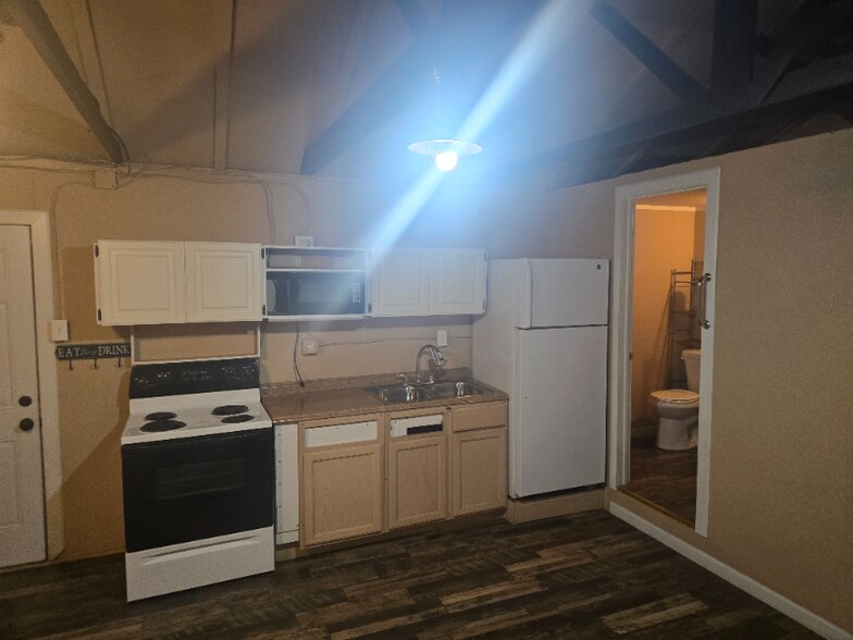 Building Photo - 425 S 98th Pl