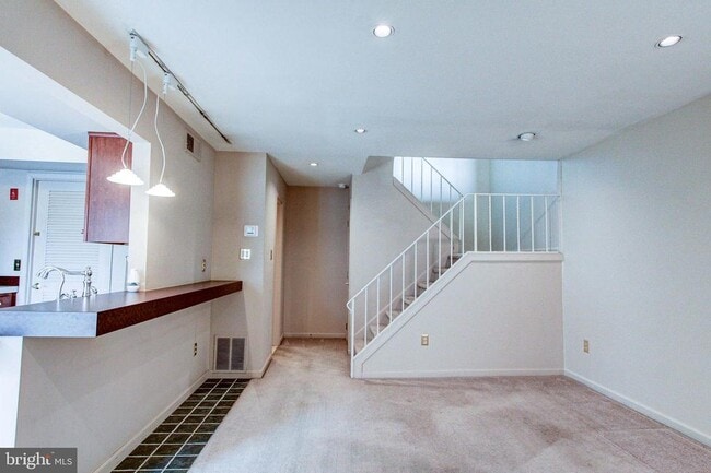 Building Photo - 204 Saratoga Ct