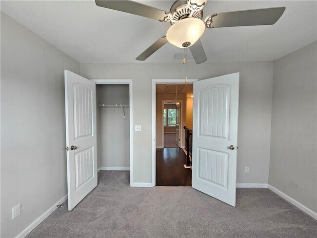Building Photo - 871 Sunset Park Dr