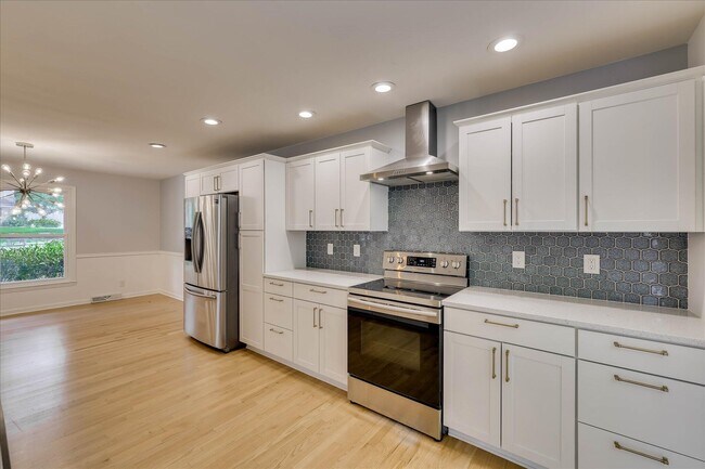 Building Photo - 2111 Huron Dr