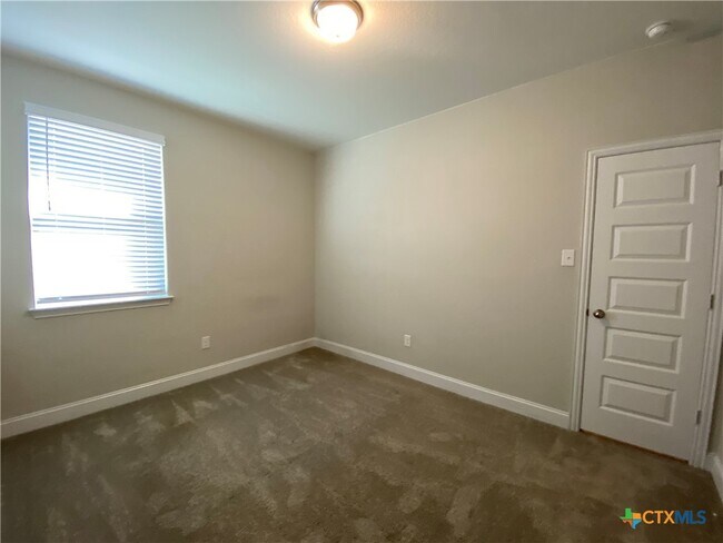 Building Photo - 1331 Hillsong St