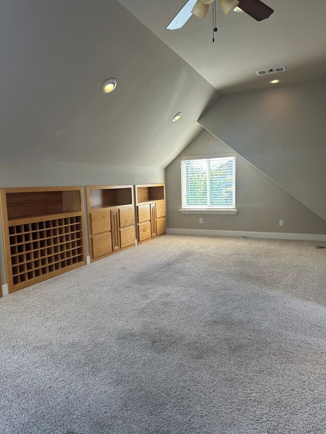 Building Photo - Located in the desirable Eagle Point Golf ...