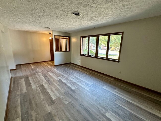 Building Photo - 2 Bedroom, 1 Bath Ranch Home