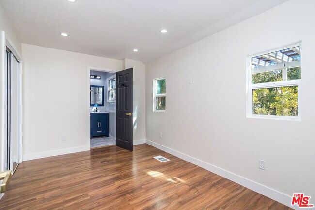 Building Photo - 152 S Wetherly Dr