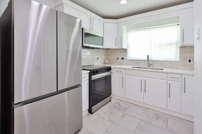Building Photo - Remodeled 4BR Home Near Downtown Sarasota