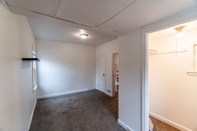 Building Photo - Updated 3-Bedroom Townhouse-Style Duplex with Modern Kitchen & Bath – Pets Welcome!