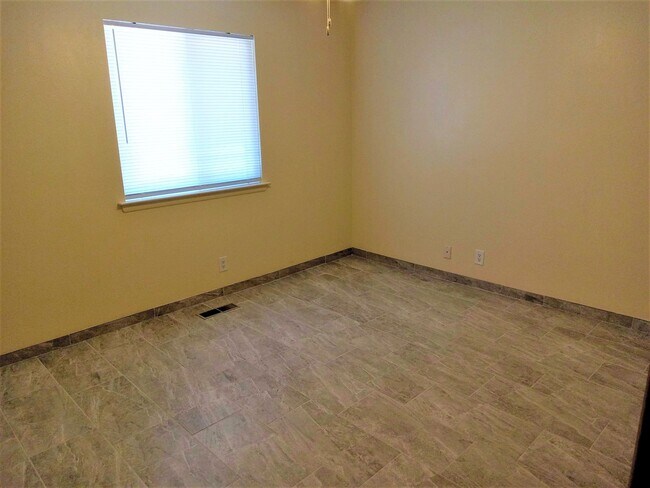 Building Photo - 4 BEDROOM 3 BATHROOM HOME IN THE VIBRANT C...
