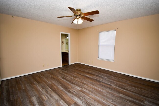 Building Photo - Well-maintained 3-bedroom, 2-bath ranch-style home