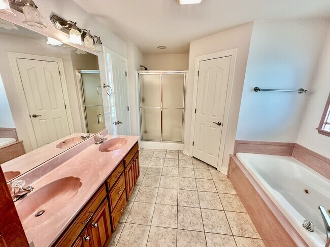 Building Photo - 602 SE Cambridge Pl