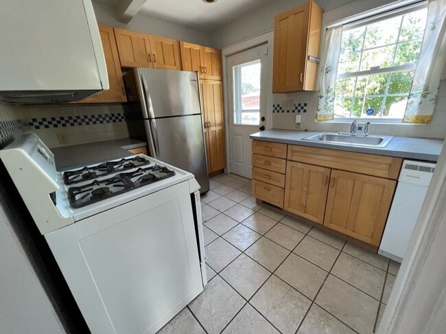 Building Photo - 4 BED 3 BATH HOUSE AVAILABLE! STUDENT HOUSING AVAILABLE FOR 2026-2027 SCHOOL YEAR