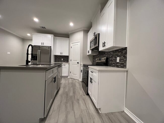 Building Photo - 409 Canal St