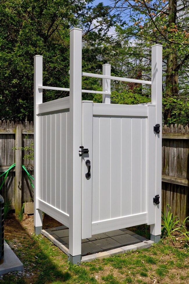 Building Photo - 10 James Dr