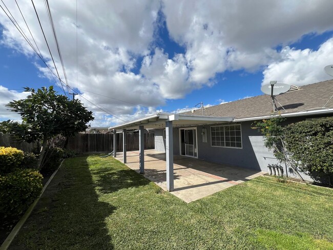 Building Photo - 4 Bedroom home available in Huntington Beach