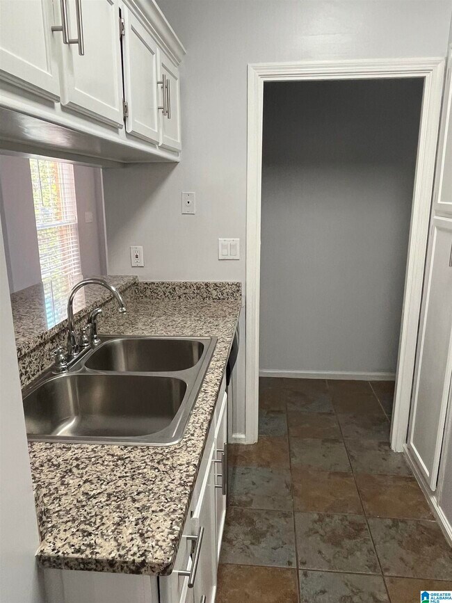 Building Photo - 1932 Waterford Pl