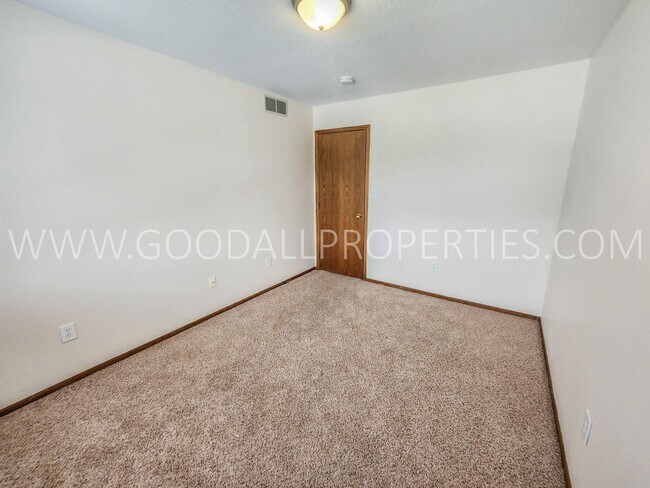 Building Photo - Executive 4 Bedroom Home in West Des Moine...
