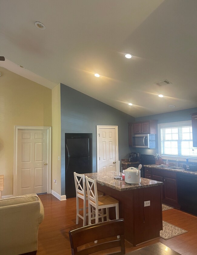 Building Photo - 802 W Longleaf Dr