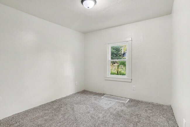 Building Photo - 310 Locust St