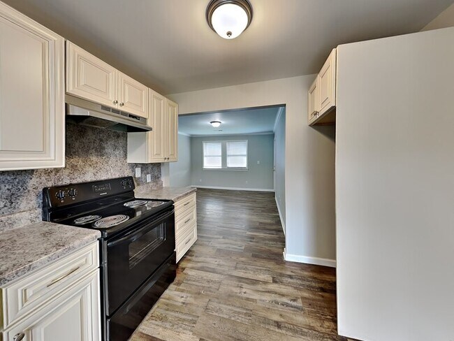 Building Photo - 7745 Madrid Ave