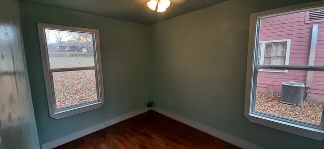Building Photo - 1301 W Vine Ave