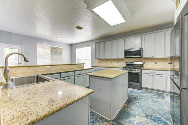Building Photo - 5002 Laura Lee Ln