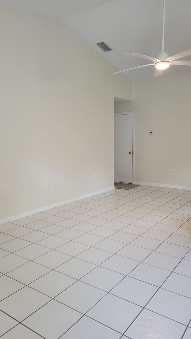 Building Photo - PENDING LEASE-Annual unfurnished 4/2 SFH i...