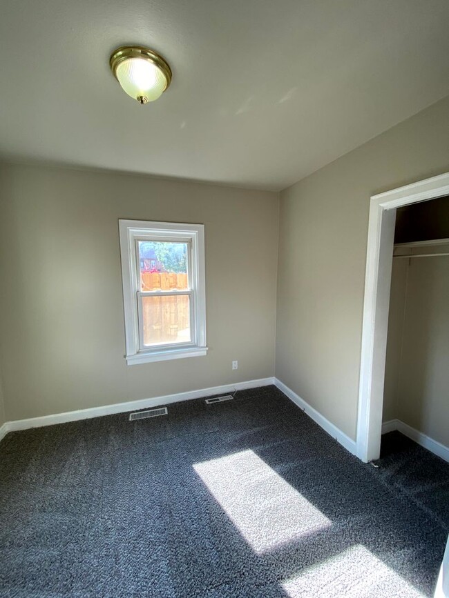 Building Photo - 2 Bedroom 1 Bath Home