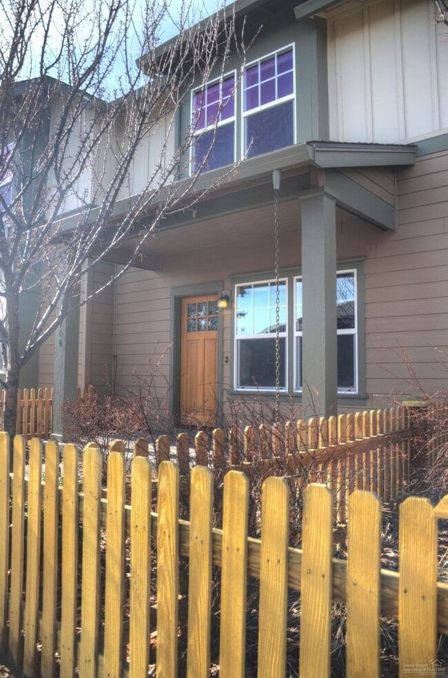 Building Photo - ** $1000 OFF FIRST MONTH** Darling Townhou...