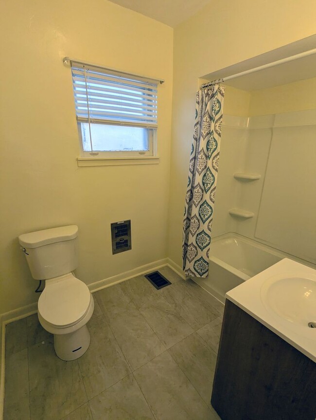 Building Photo - 3 Bedroom 1.5 Bathroom Fresh Renovation wi...