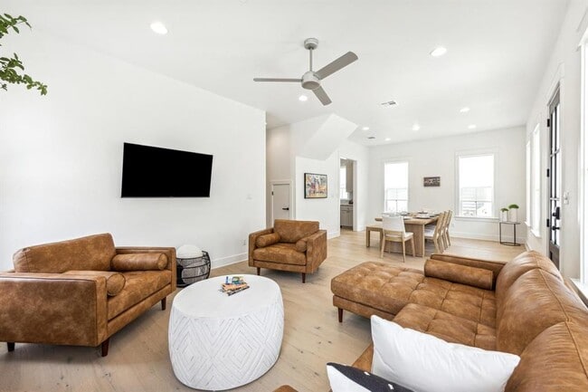 Building Photo - 1034 Grant Wood Ave