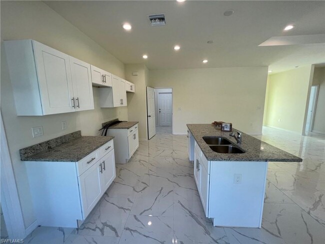 Building Photo - PRICE IMPROVEMENT!!!-LARGE 4 BED/2BATH/2CA...