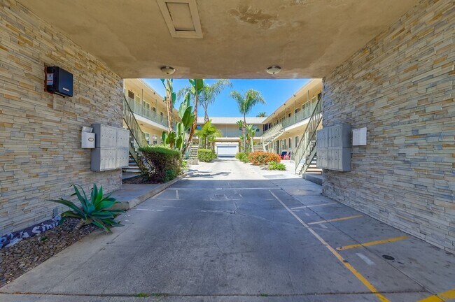 Building Photo - 6629 Crenshaw Blvd