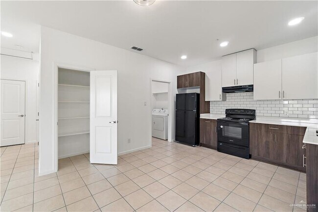 Building Photo - 418 N 3rd St