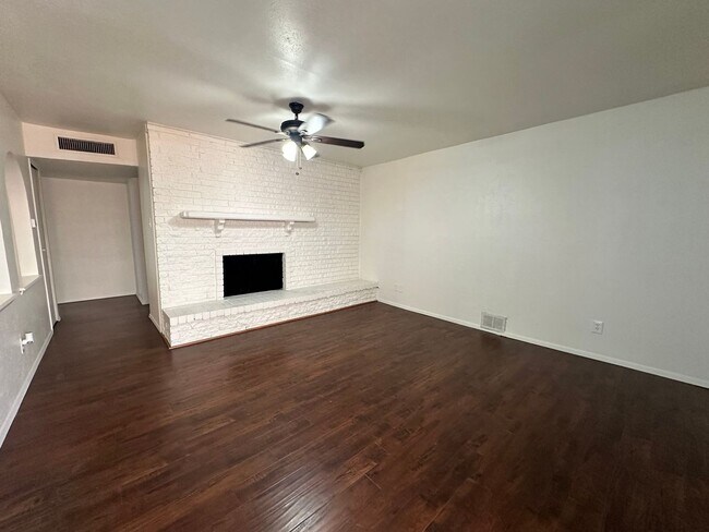 Building Photo - Move-In Ready in Plano