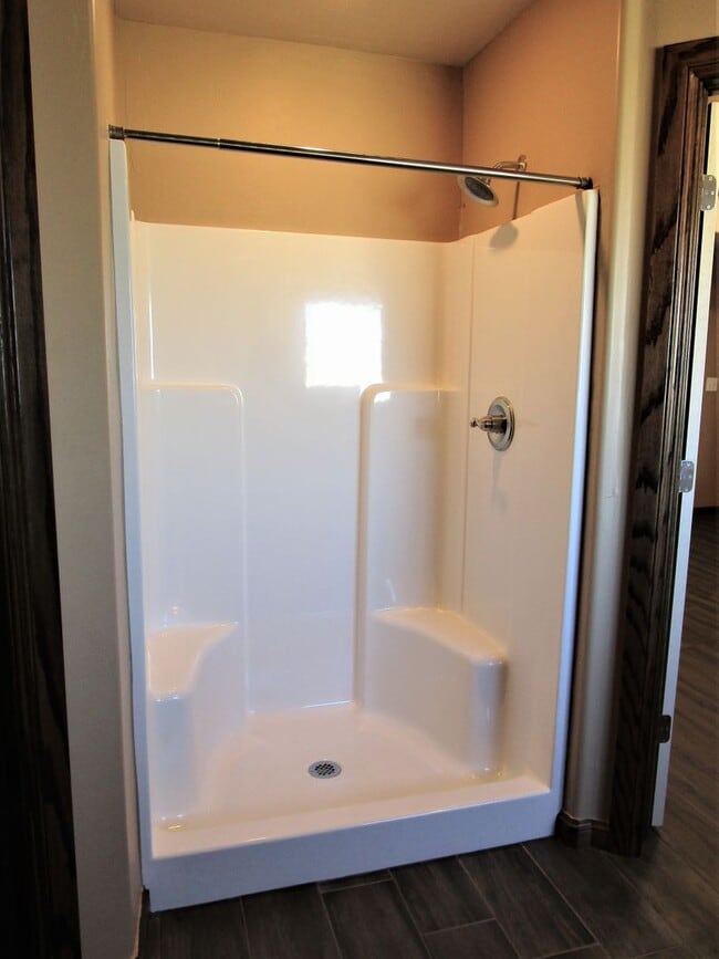 Building Photo - Like New!  3 bedroom 2 bath 2 car garage!