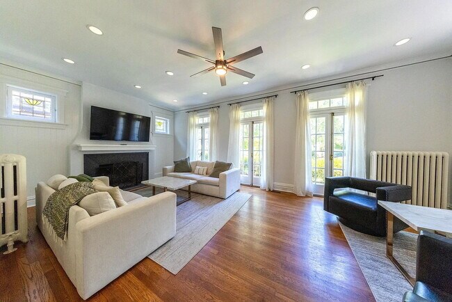 Building Photo - Gorgeous U-City Pershing Ave 4 bedroom/3 bath GEM - Fully Furnished with CLASS AND ELEGANCE - Mus...