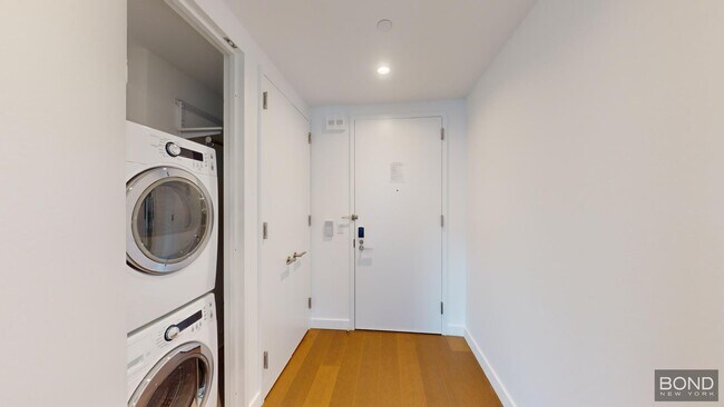 Building Photo - 400 W 61st St