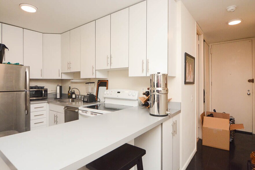 Building Photo - 2400 N Lakeview Ave