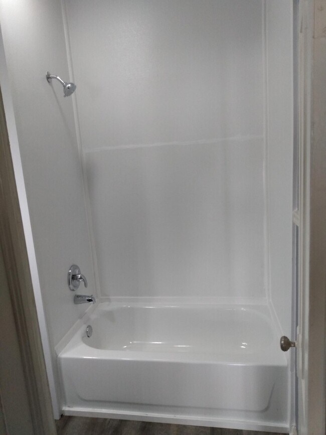 Building Photo - 1344 N Walnut St