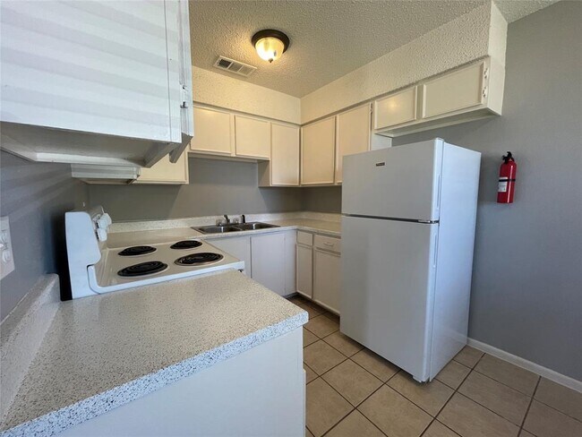 Building Photo - 2700 Sunny Ln