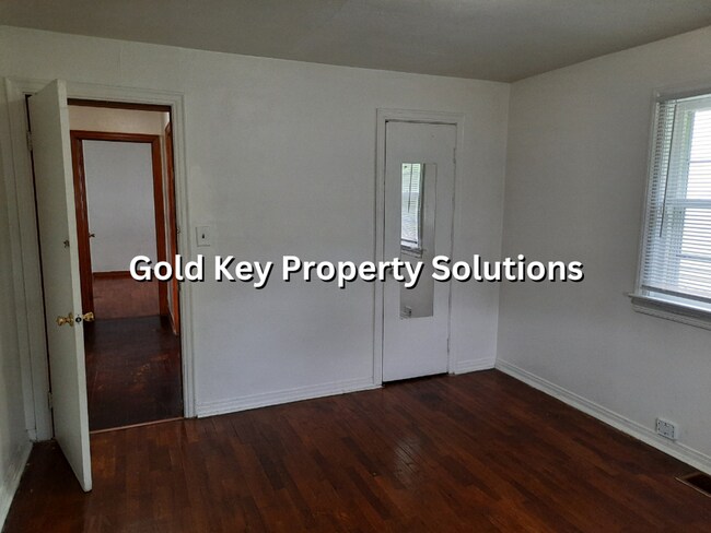 Building Photo - 3 BR 1 BA House with Garage and Central Air SMALL DOGS ONLY. (SECTION 8 APPROVED)