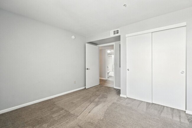 Building Photo - Walking Distance to ASU!