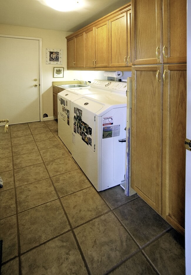 Building Photo - 12637 Shorewood Dr SW