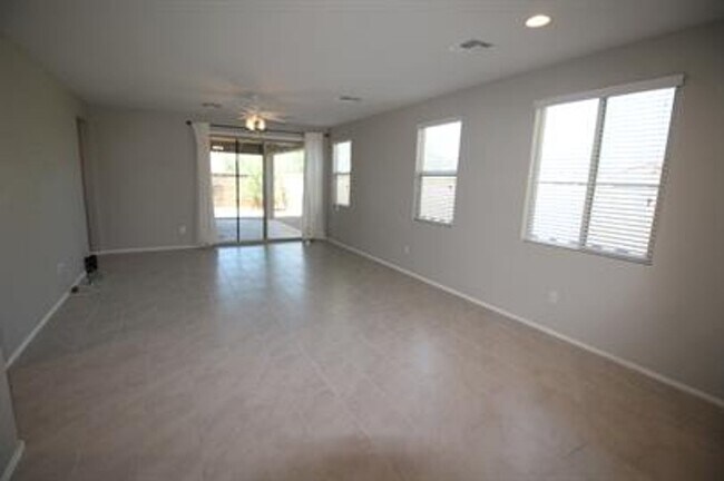 Building Photo - Desirable La Estancia Neighboorhood